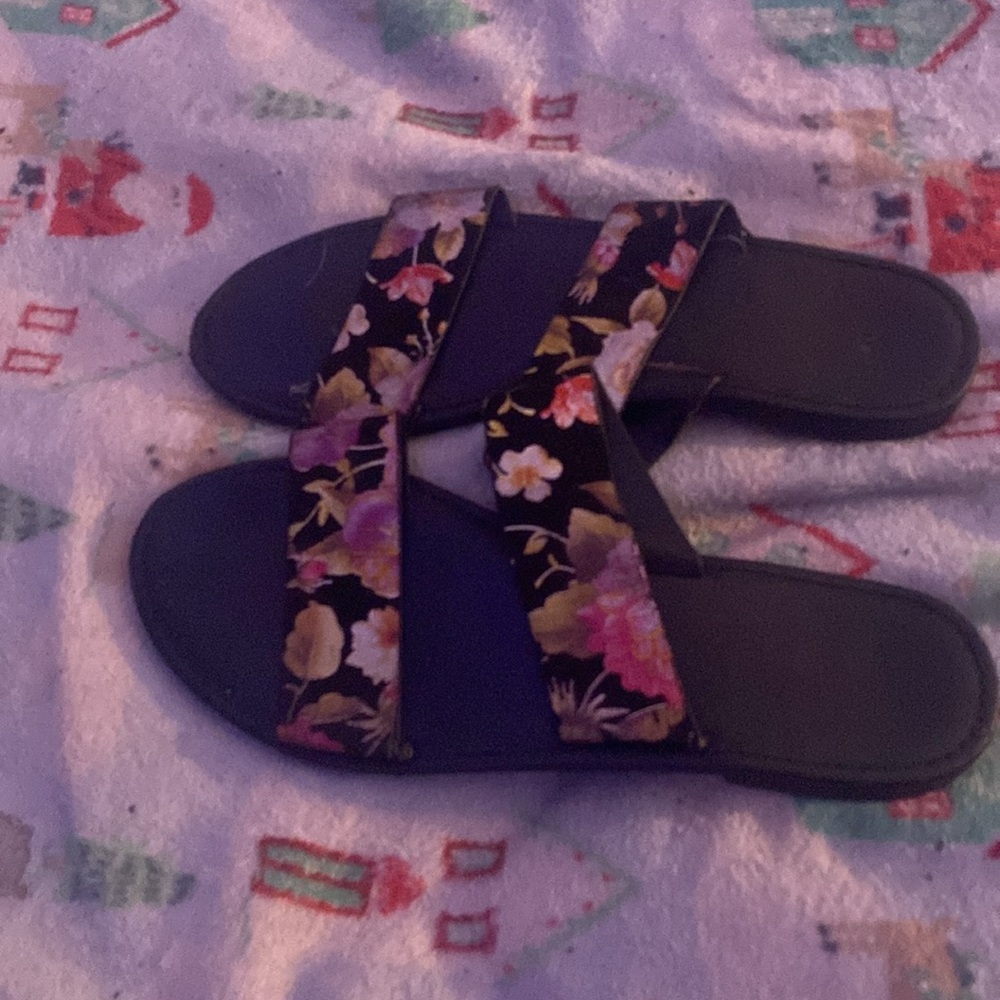 Size 6 1/2 Flower Sandals by Rouge 🌸. - Picture 2 of 4